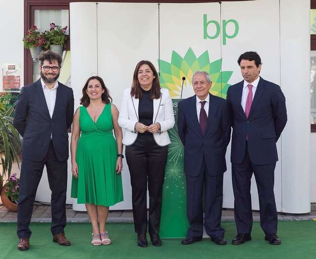 El propietario de la estación (2Âº por la derecha) con la alcaldesa de Telde, su hija, el director de BP en España y Portugal y el director general de Industria de Canarias (Foto TA)